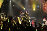 電飾付きマントをまとって登場した伊藤千由李。（撮影：笹森健一）