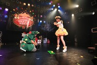 ゴルフクラブでサインボールを客席に打ち込む伊藤千由李。（撮影：笹森健一）