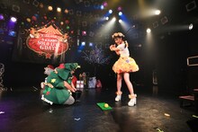 ゴルフクラブでサインボールを客席に打ち込む伊藤千由李。（撮影：笹森健一）