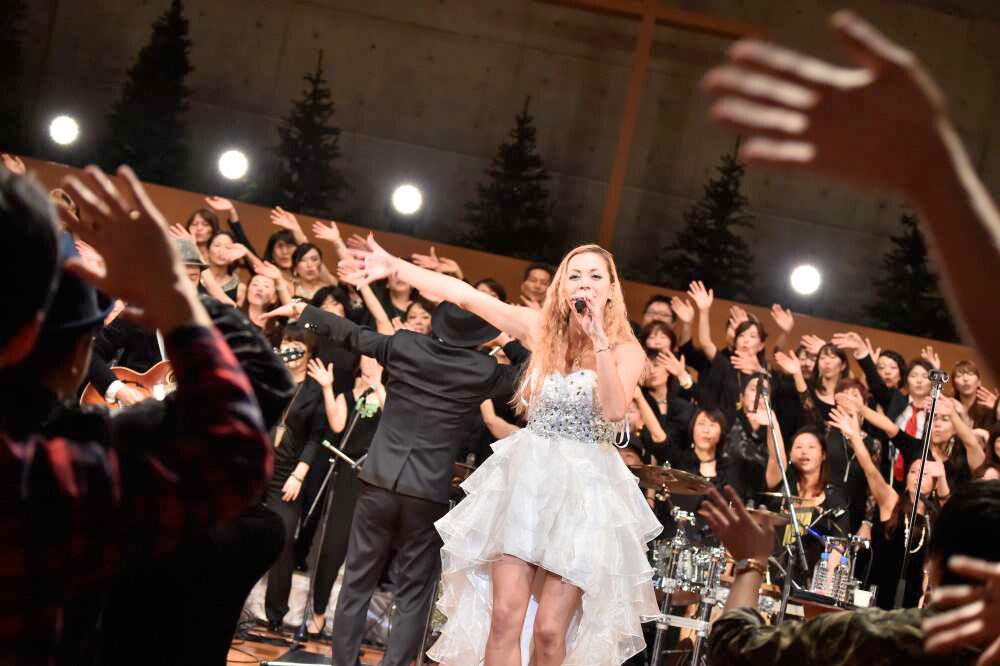 土屋アンナ、100名のゴスペル隊従えたクリスマスライブ映像公開