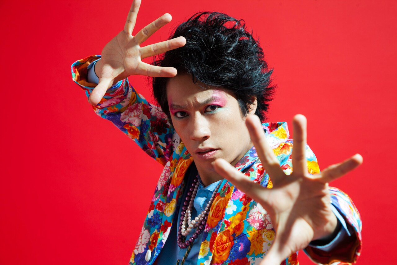 どこから見てもロックスター、HERE尾形回帰がエビ中アルバムに楽曲提供