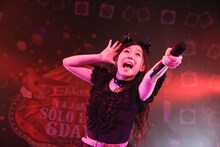 フロアにマイクを向ける大黒柚姫。（撮影：笹森健一）