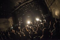 te'「其れは、繙かれた結晶の断片。或いは赫奕たる日輪の残照。無限反復する紋中紋の一綴りで、託された意思を継ぐものは、雄心勃勃として表象の蓋然性を検証する。」東京・WWW公演の様子。（写真提供：日本クラウン）