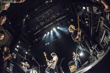 te'「其れは、繙かれた結晶の断片。或いは赫奕たる日輪の残照。無限反復する紋中紋の一綴りで、託された意思を継ぐものは、雄心勃勃として表象の蓋然性を検証する。」東京・WWW公演の様子。（写真提供：日本クラウン）