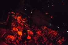 te'「其れは、繙かれた結晶の断片。或いは赫奕たる日輪の残照。無限反復する紋中紋の一綴りで、託された意思を継ぐものは、雄心勃勃として表象の蓋然性を検証する。」東京・WWW公演の様子。（写真提供：日本クラウン）