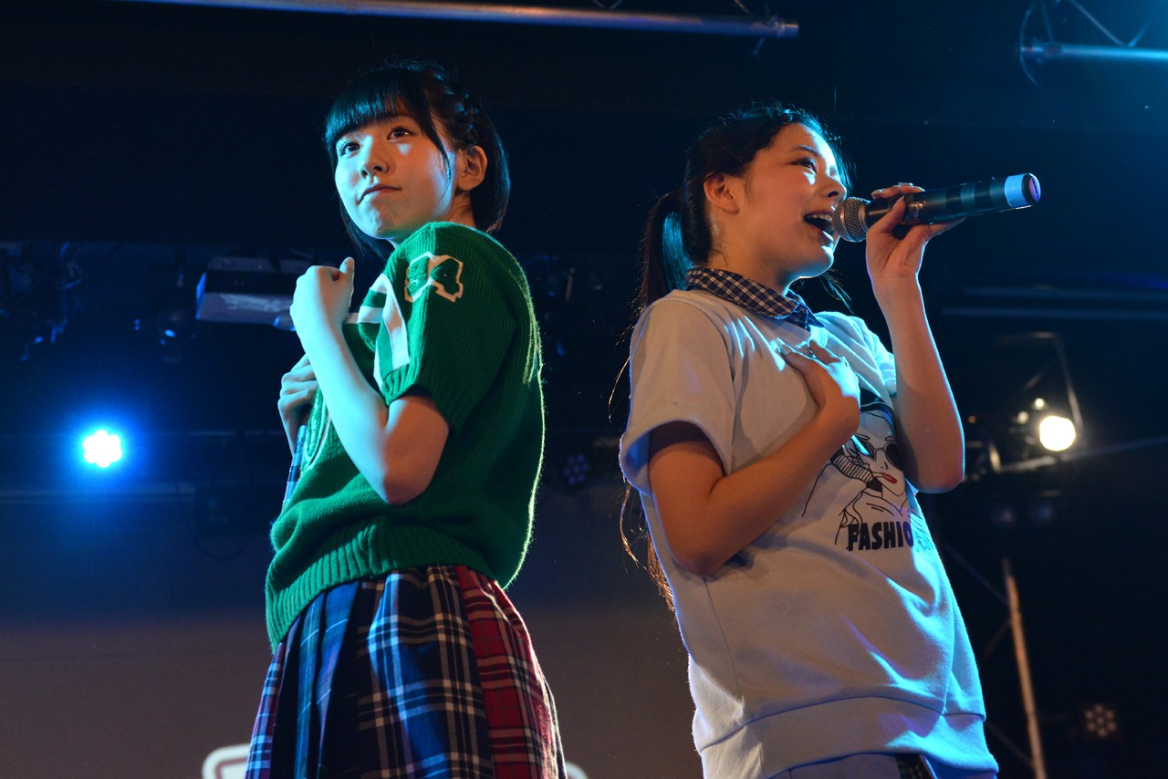 ユニット曲を歌う緒方真優（左）と相原まり（右）。