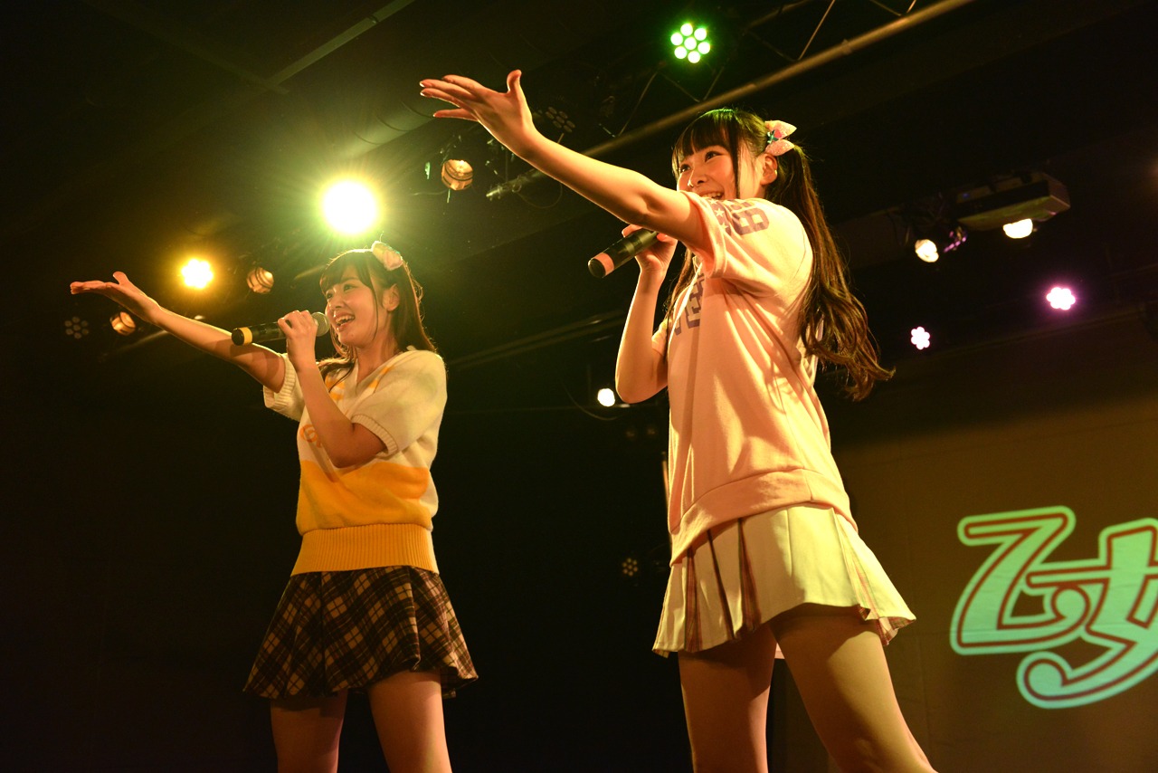 ユニット曲を歌う田尻あやめ（左）と高橋優里花（右）。