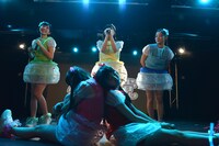 新曲「雨と涙と乙女とたい焼き」を披露する乙女新党。