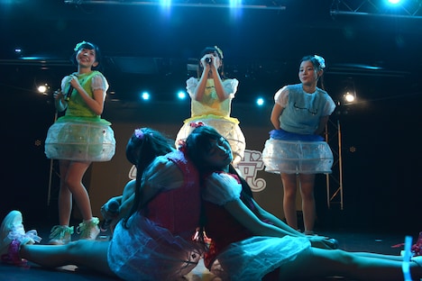 新曲「雨と涙と乙女とたい焼き」を披露する乙女新党。