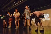 コント「70年後の乙女新党」より、挨拶をしたまま腰が曲がって立てなくなった優里花ばあさん（右端）。
