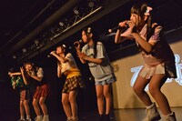 コント「70年後の乙女新党」を演じる劇団乙女新党。