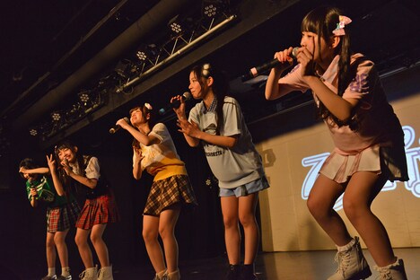 コント「70年後の乙女新党」を演じる劇団乙女新党。