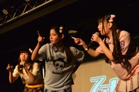 部屋の汚れを目ざとく見つける鬼姑・まりばあさん（中央）。