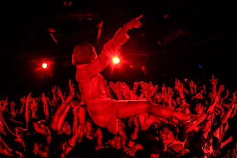 フロアにダイブするCHIO（Vo）（Photo by shingo tamai）