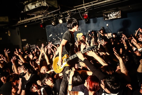 観客の上に立つYOOKEY（G）（Photo by shingo tamai）