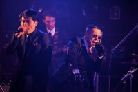 左から高岩遼（Vo）、岩間俊樹（MC）。 （撮影：小見山峻）