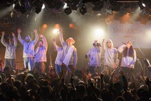 アンコールで「もう実家帰りなよ」を披露するSANABAGUN.。 （撮影：小見山峻）