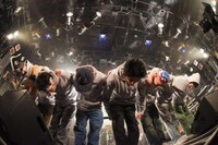 長いお辞儀をするSANABAGUN.。 （撮影：小見山峻）