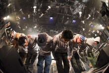 長いお辞儀をするSANABAGUN.。 （撮影：小見山峻）