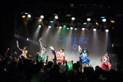 神宿によるライブの様子。
