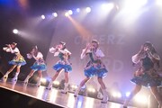 フラップガールズスクールによるライブの様子。