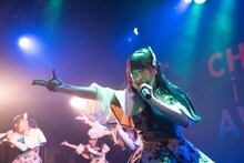 フラップガールズスクールによるライブの様子。