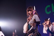 フラップガールズスクールによるライブの様子。