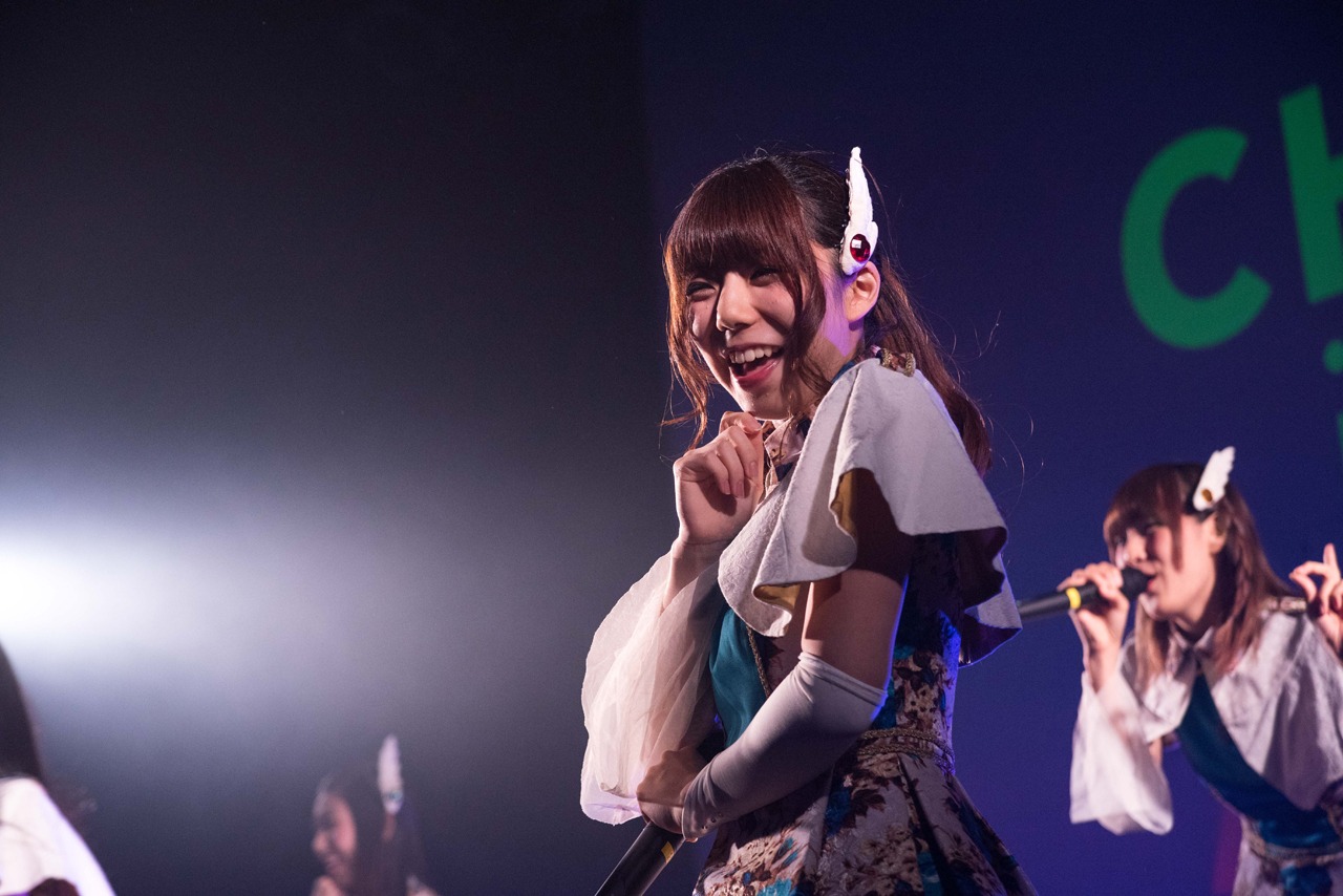 フラップガールズスクールによるライブの様子。