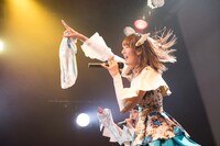 フラップガールズスクールによるライブの様子。