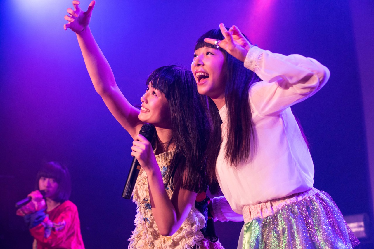 dropによるライブの様子。