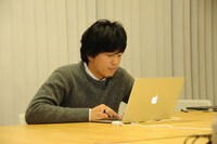 「Listen with」イベント中の秦基博。