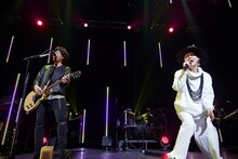 「吉田山田ツアー2015冬～光と闇～」東京・TOKYO DOME CITY HALL公演の様子。（撮影：岩﨑真子）