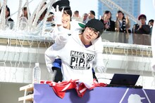 伊藤壮吾（SUPER★DRAGON）をおんぶするマヒロ（MAGiC BOYZ）。（撮影：角田勇太）