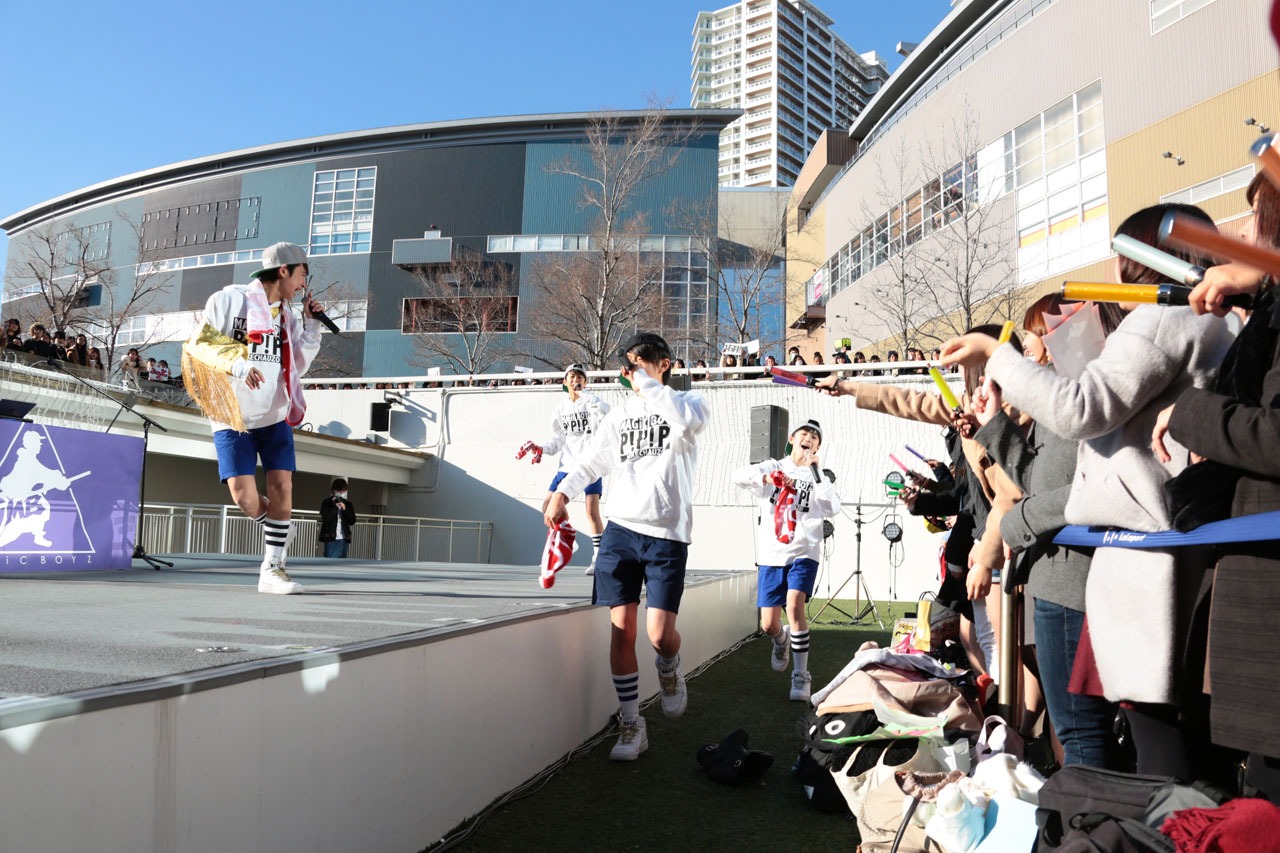 「調子のってる↑」でステージを飛び出すMAGiC BOYZ。（撮影：角田勇太）