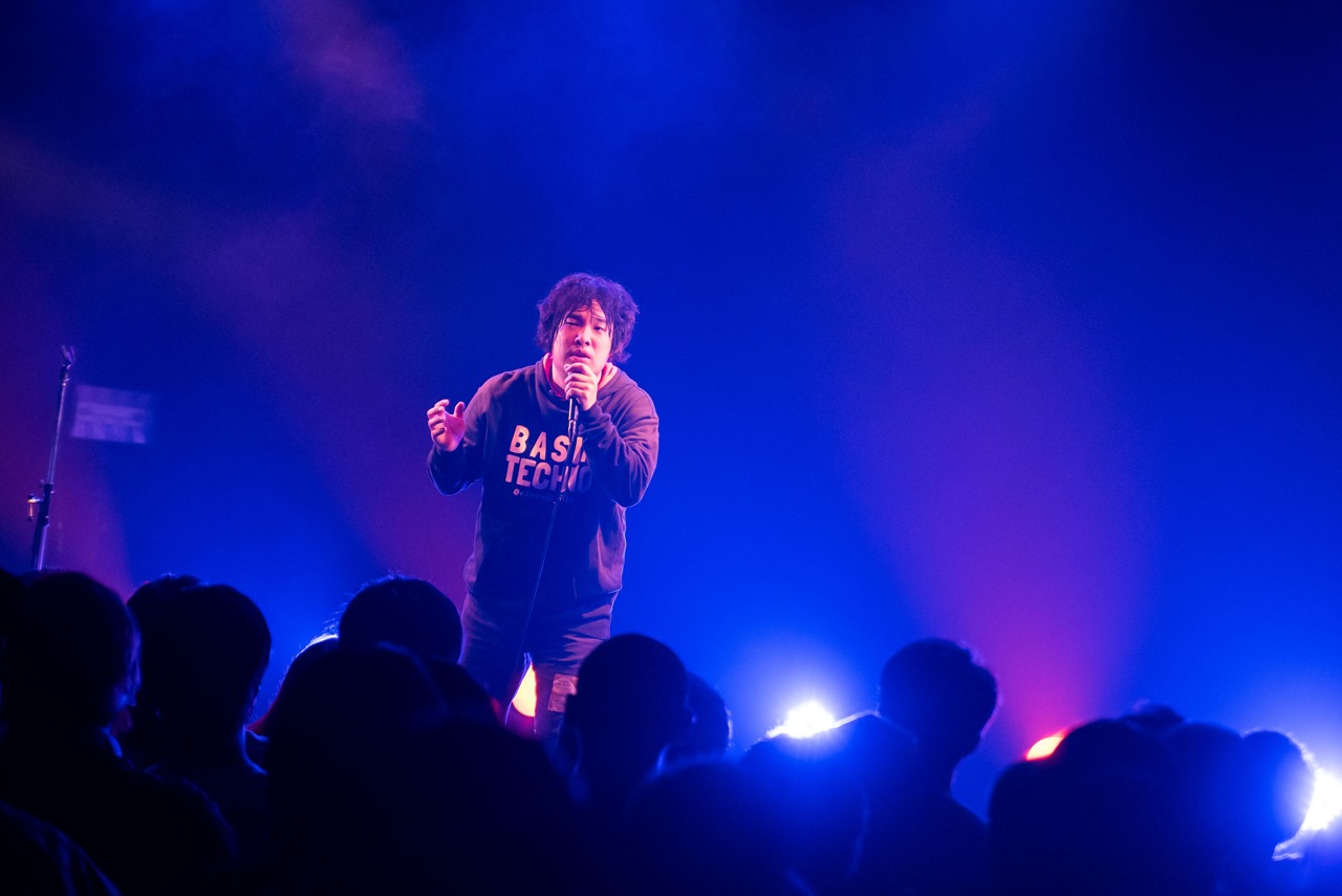 岡崎体育によるライブの様子。
