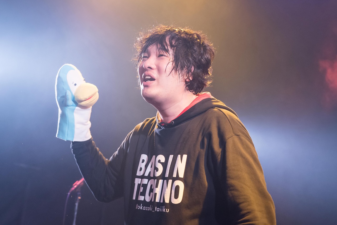 岡崎体育によるライブの様子。