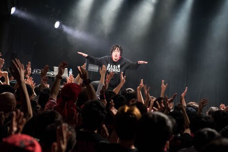 岡崎体育によるライブの様子。