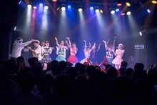 岡崎体育、妄想キャリブレーション、DJダイノジによるコラボレーションの様子。