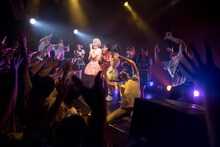 岡崎体育、妄想キャリブレーション、DJダイノジによるコラボレーションの様子。