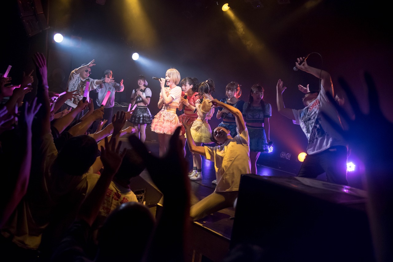 岡崎体育、妄想キャリブレーション、DJダイノジによるコラボレーションの様子。
