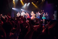 岡崎体育、妄想キャリブレーション、DJダイノジによるコラボレーションの様子。