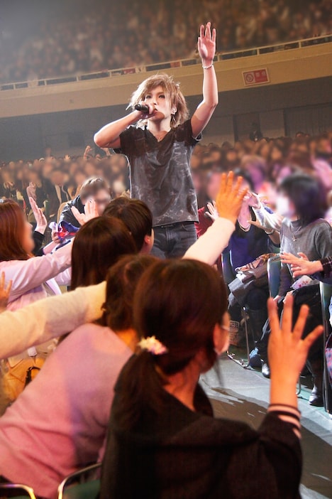 アリーナ席を歩く鬼龍院翔。（撮影：菅沼剛弘）