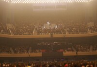 スタンド席を走る鬼龍院翔。（撮影：菅沼剛弘）