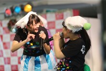 春名真依と根岸可蓮。（撮影：牧野孝彦）