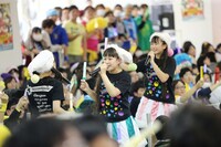 客席に降りてパフォーマンスするメンバー。（撮影：牧野孝彦）