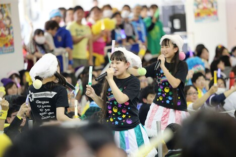 客席に降りてパフォーマンスするメンバー。（撮影：牧野孝彦）