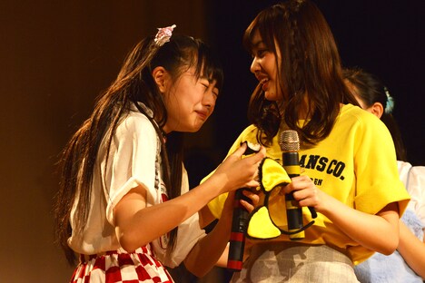 ワサビ入り寿司を食べて涙目になる其原有沙（左）。