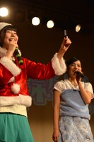 「まりちゃんは前にニコ生で芸人よりいいリアクションを取ってたから」とビリビリペンを取り出すサンタ（左）。