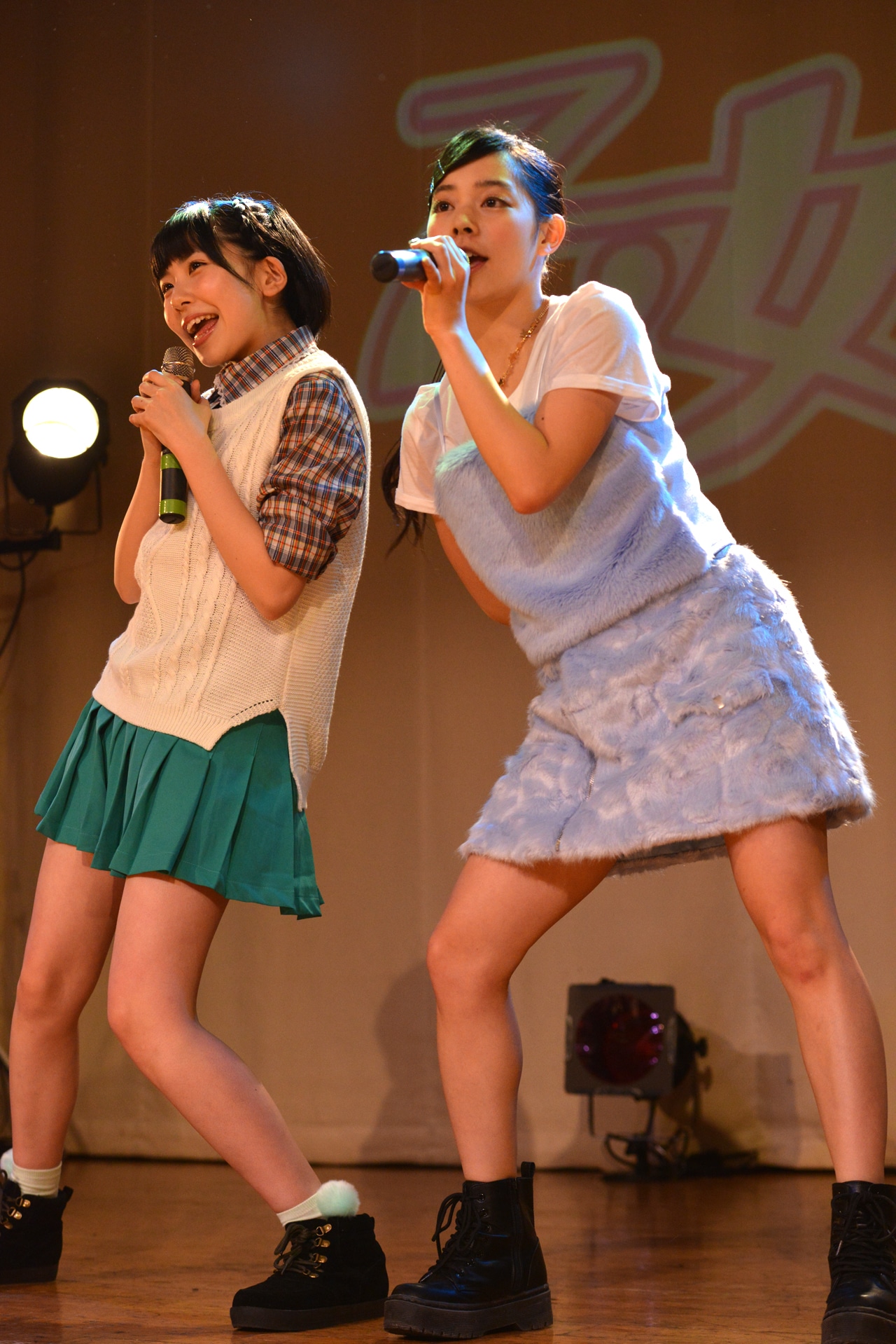 ユニット曲を披露する緒方真優（左）と相原まり（右）。
