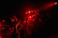 左からRyo（Vo / Crystal Lake）、ジェイク・テイラー（Vo / In Hearts Wake）。（Photo by Takashi "TAKA” Konuma）